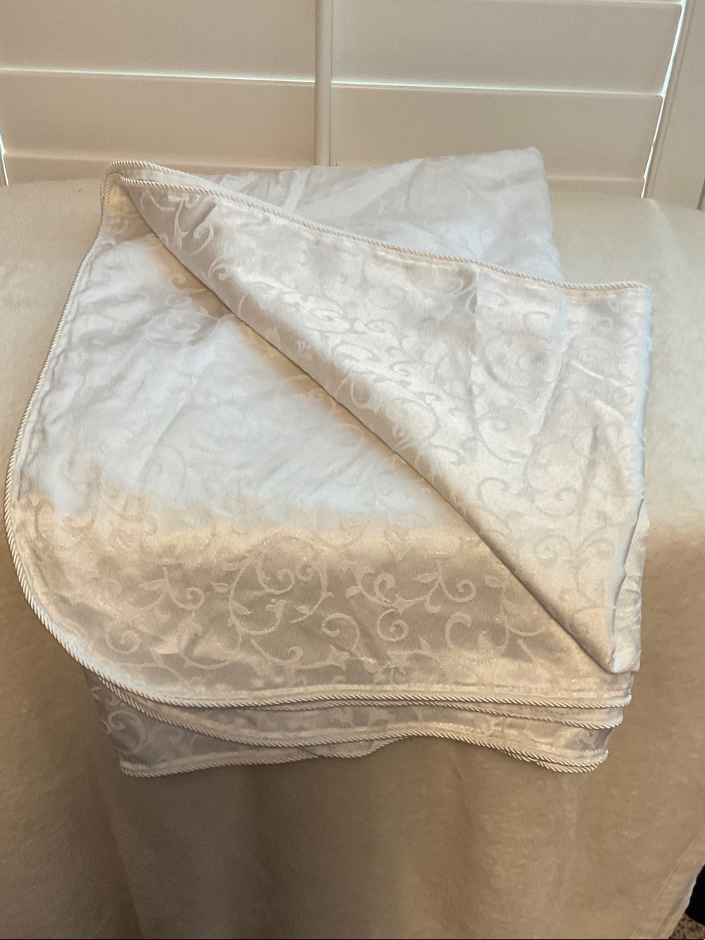 Elegant White Damask Tablecloth - Classic Jacquard Linen